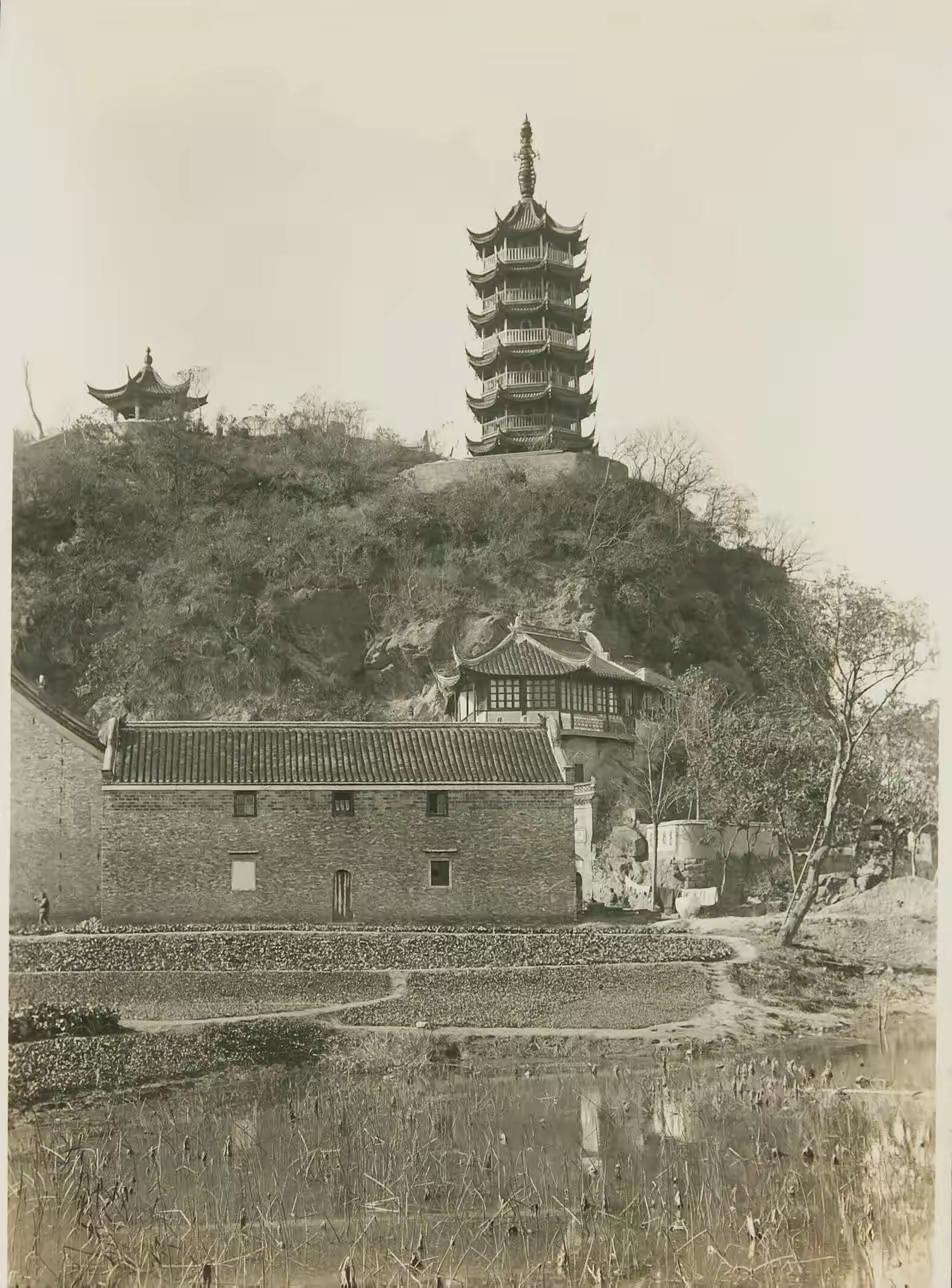 民国初年，江州县出了一桩怪事，县里十几个女子竟然接二连三莫名怀孕。这些女子要么单