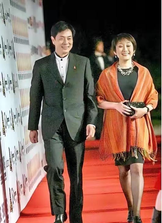 濮存昕与成方圆同框亮相，着实难得。一个是实力派演员，一个是知名歌手。濮存昕帅气俊