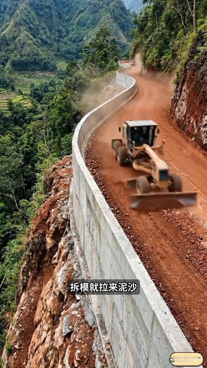 悬崖路施工法。大狼趣记。谁能想到在悬崖边修路的这么讲究。·第一步先在岩壁上