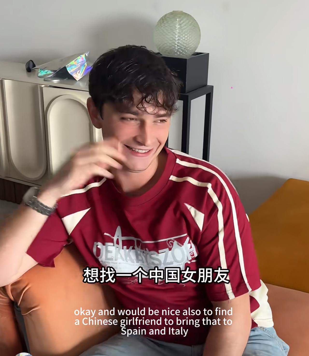 外国小哥轻轻松松就想找个中国女朋友，还计划带着环游欧洲，想法太简单了。他根本不