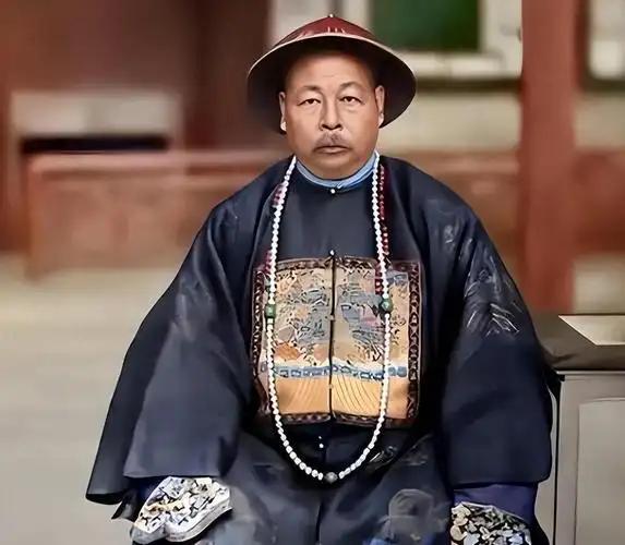 左宗棠收复新疆，粮草断绝。他下令：全军原地娶妻生子！李鸿章闻言大骂：左疯子！三年