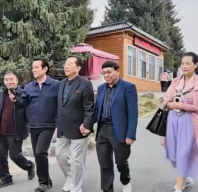 李双江的身体一直保养得非常好，这么多年，几乎没啥变化，也是奔九的人了，身段还是这