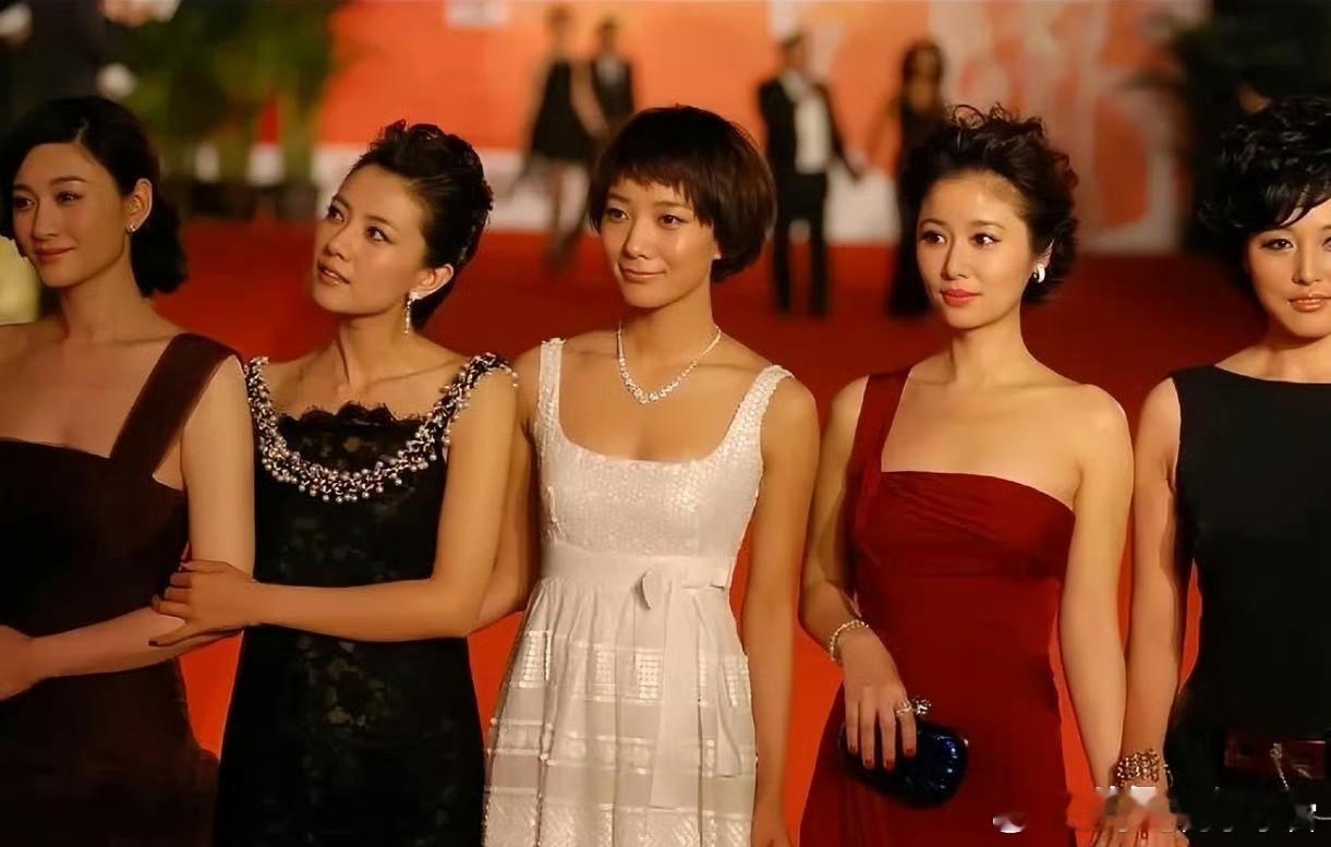 果然李小冉早期皮肤就已经白得很夸张了，在一众女星合影里真的特别突出。还有林心如，