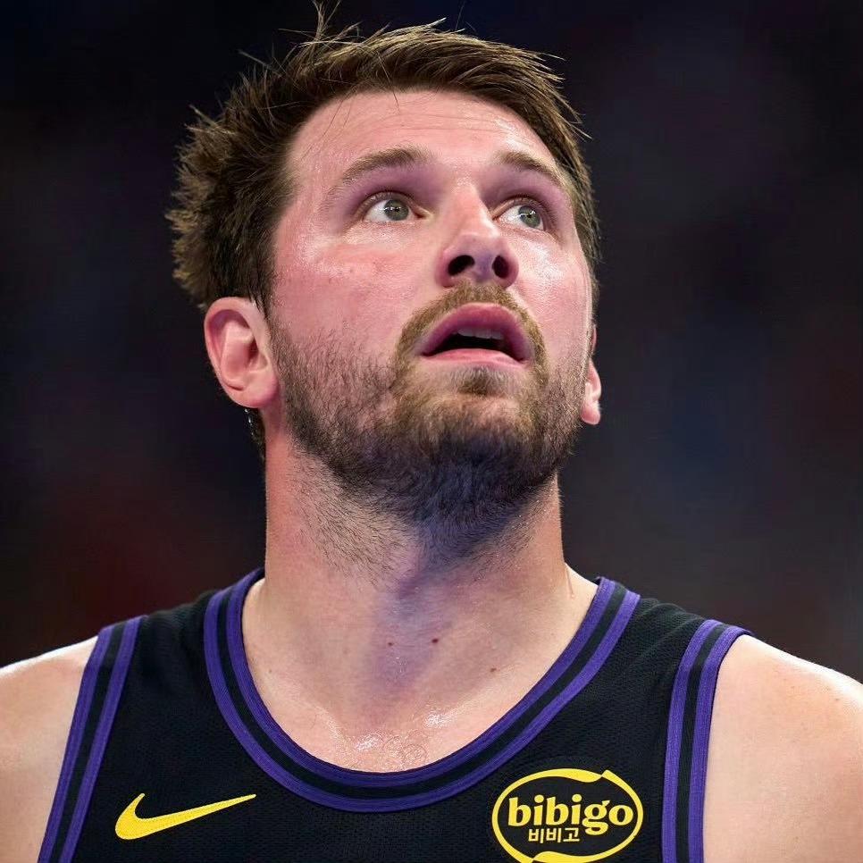 东契奇二级拉伤，湖人的队医和教练都有推不掉责任！大比分落后，核心球员已感不适