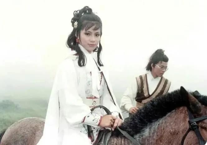 1983年，香港，在《射雕英雄传》拍摄期间，一张罕见的“剧照”，从镜头中我们可以