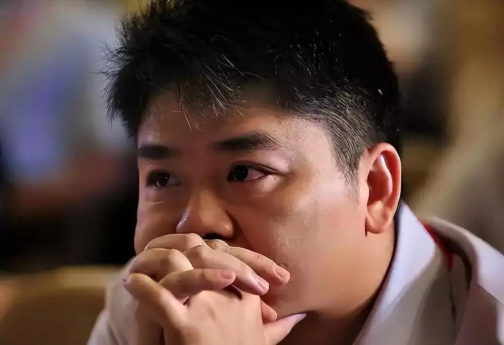 刘强东从穷小子成为亿万富翁，给老乡送年货尽显乡情与善良。可谁能想到，他背后藏着难