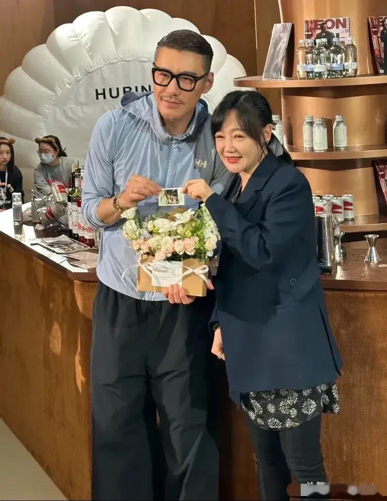 佳凝怎么了？脸肿的像是发面馒头穿搭也很土气，52岁的胡兵47岁的薛佳凝，这画面怎