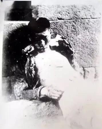 1911年4月27日，黄花岗起义壮烈牺牲的方声洞烈士遗容令人动容。照片中，这位2
