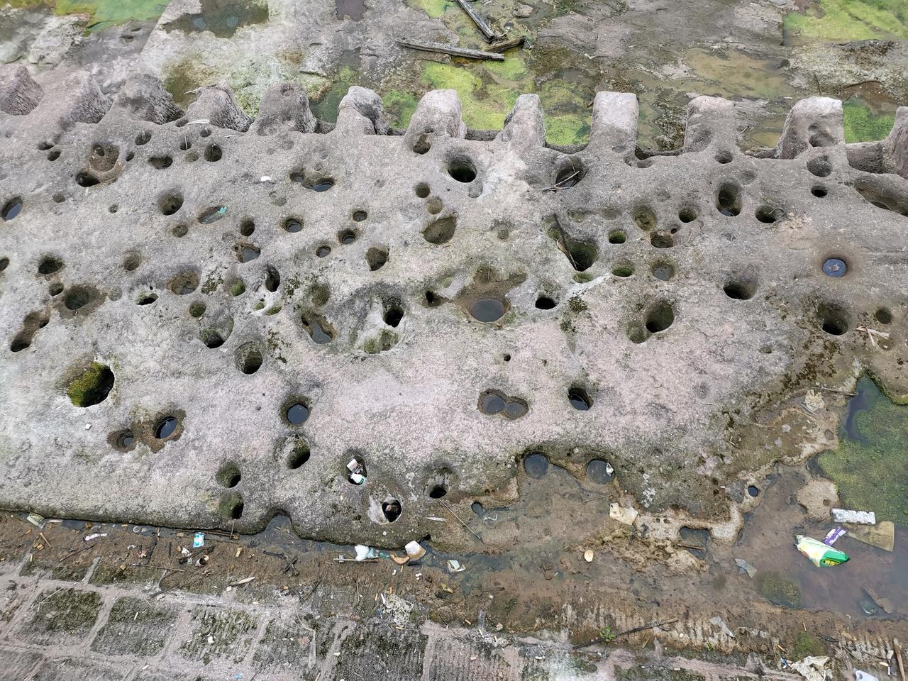 陡坎瀑布离内江城区5公里，亿万年的冰窖随处可见，成渝高铁就在上方300米，呼啸而