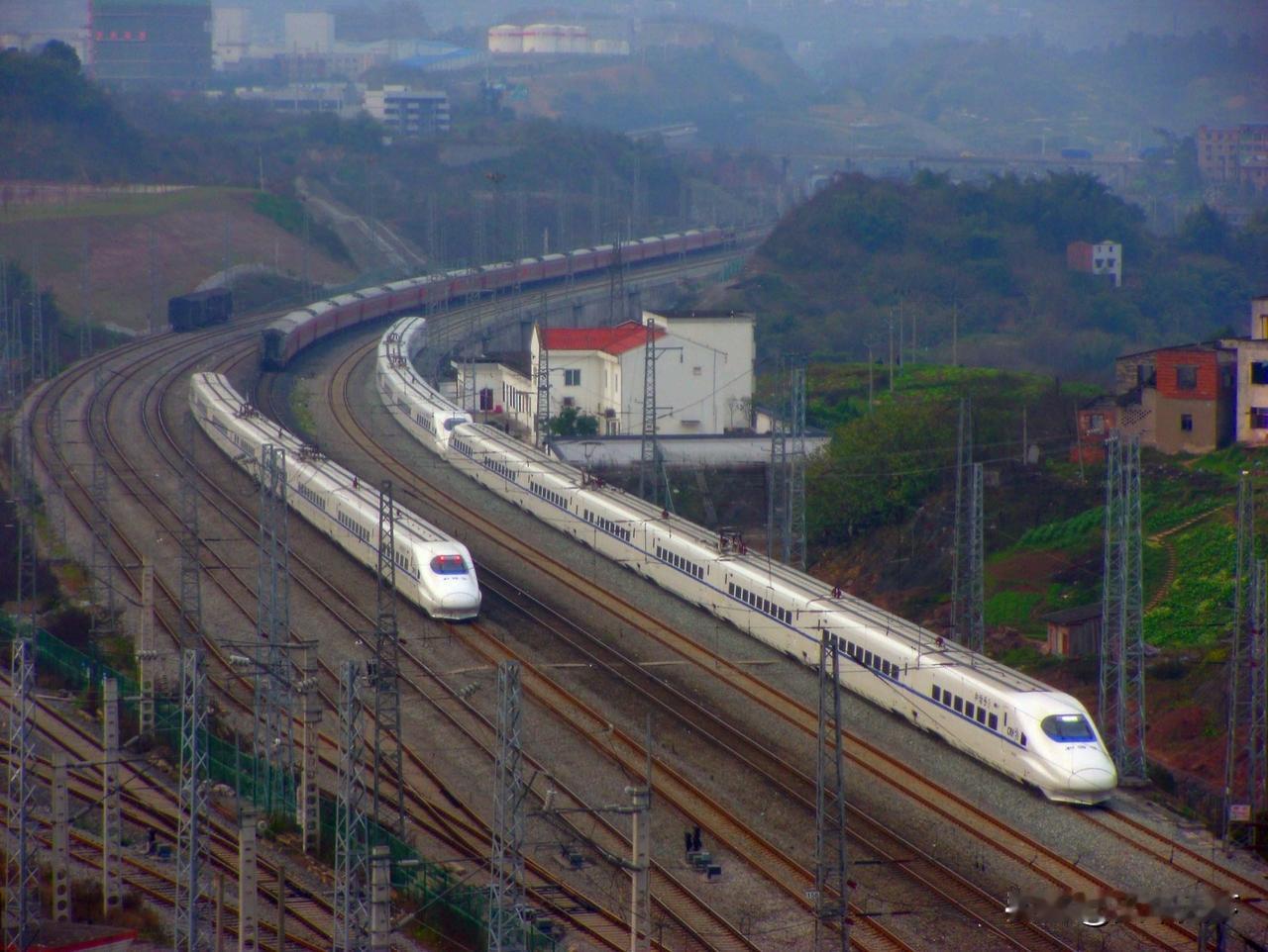 2014年2月在唐家沱车站旁边的坡上所拍，两趟动车组列车会车，还有一趟普速客车在