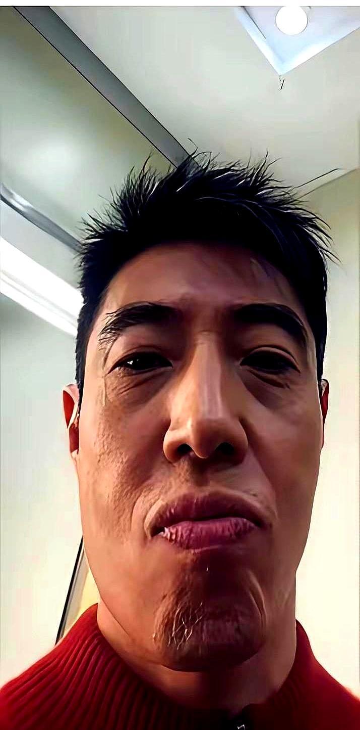 春晚镜头怼脸，49岁的撒贝宁，被网友说瘦得像“老鼠干”。脸颊凹进去，皮肤黑