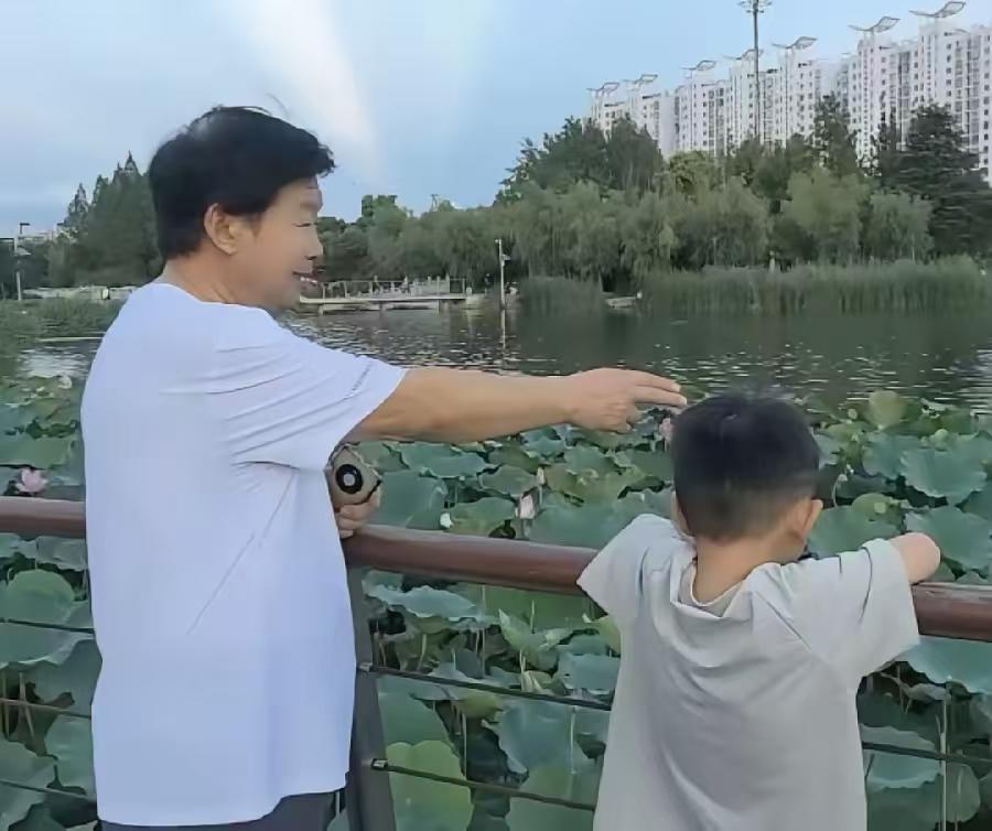 老郭上个月还去领退役军人补发的礼品，才一个多月的时间就突发心梗走了。姚策走了，他