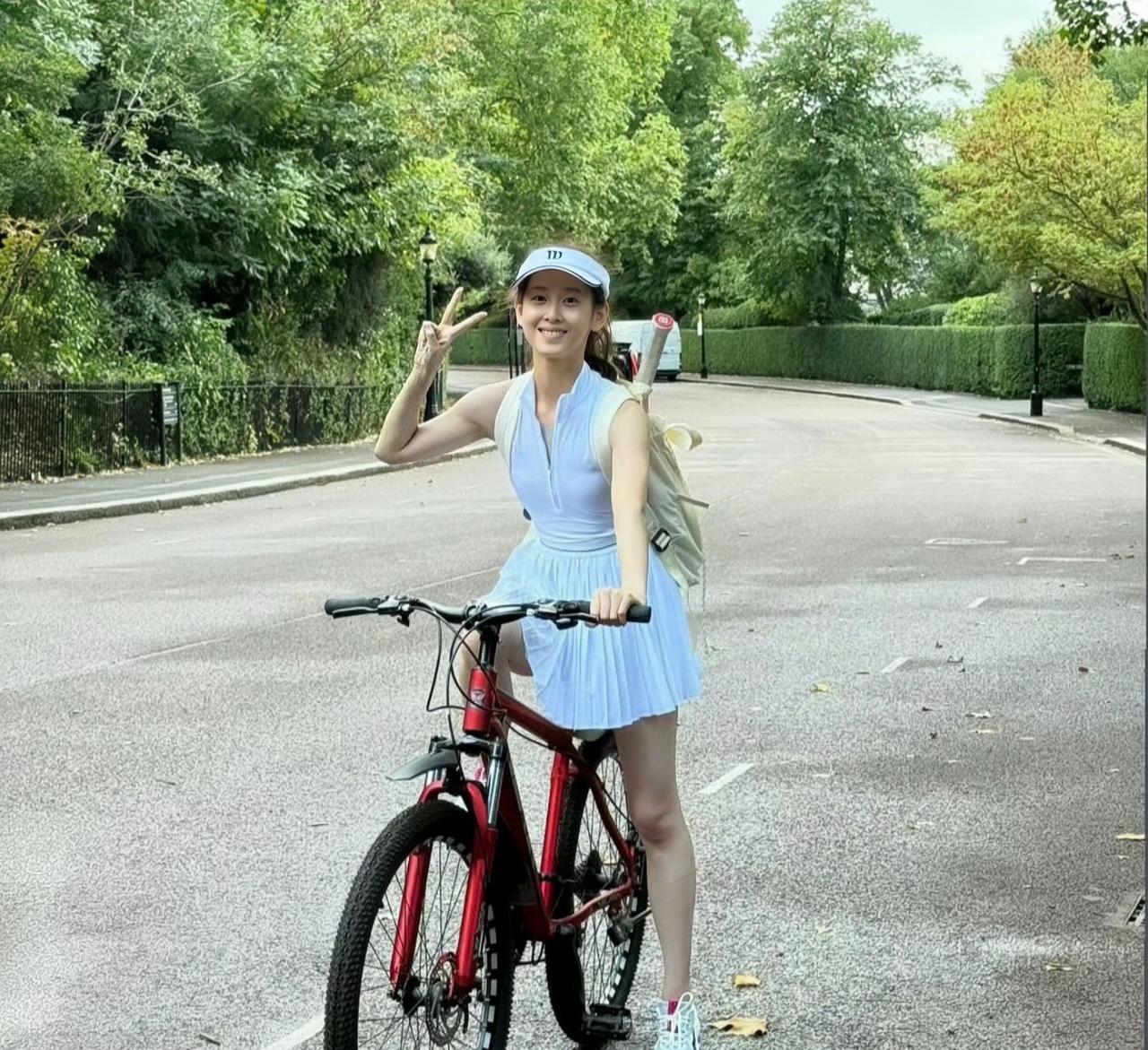 近日，章泽天晒美照，她在户外骑行时的画面，真的好美啊。章泽天特别喜欢户外活动，