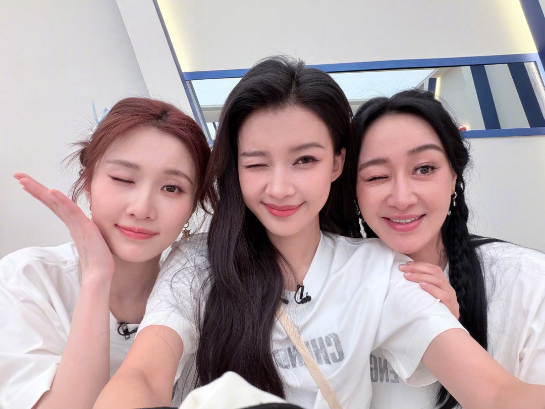 孙怡晒与张慧雯赵子琪合照啊啊啊好会搞怪的三个姐姐！笑容明媚又有活力，姐姐妹妹一起