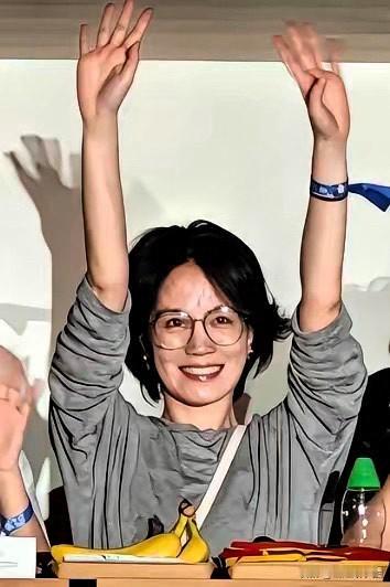 其实明眼人都看得出来，王菲没有那么爱谢霆锋。​你看王菲，一辈子就生了两个