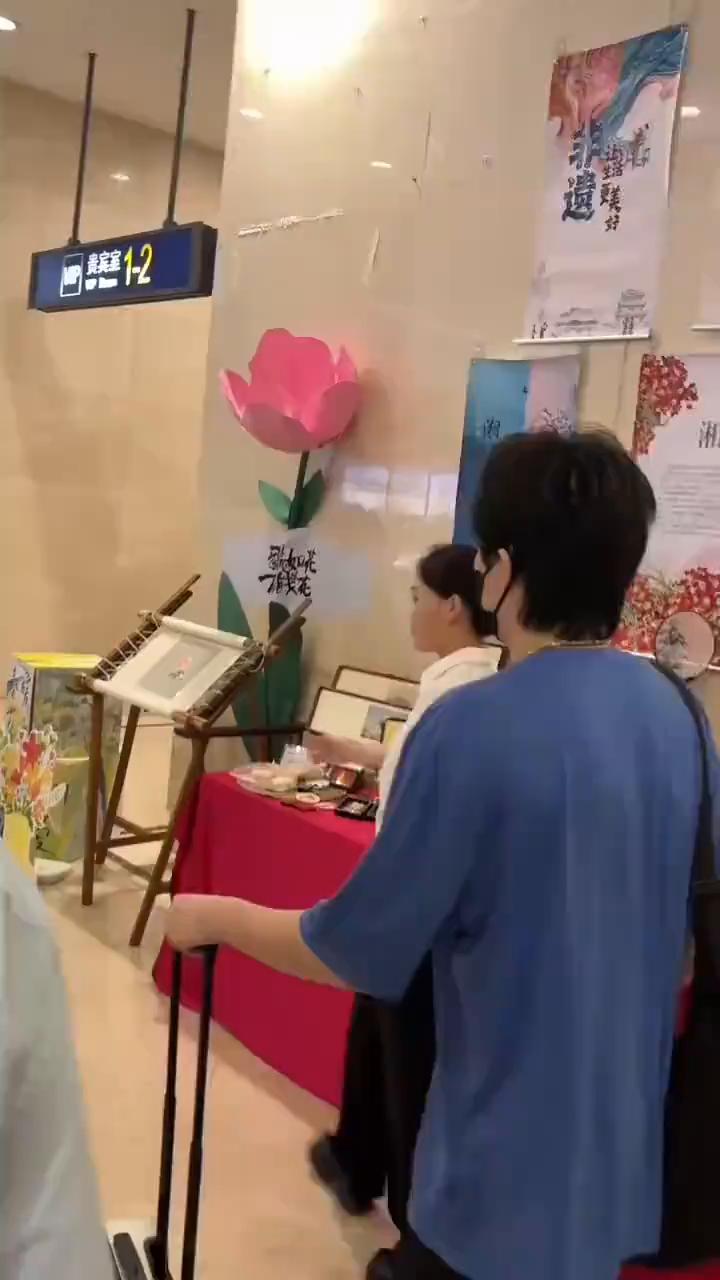 七月二十日，王楚钦跟孙颖莎启程回北京。杨指导特地来送我们的莎莎，轻轻拍着莎莎的肩