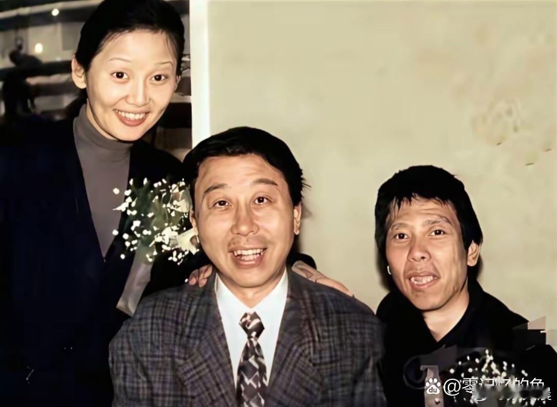 珍贵旧照！1999年冯巩现身冯小刚与徐帆的婚礼，三人同框笑容灿烂，满是当年的真挚
