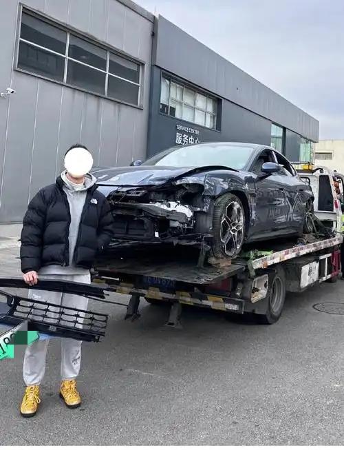 提车1小时就出事！杭州小米YU7倒车撞人，690马力+默认关闭的安全功能成争议点