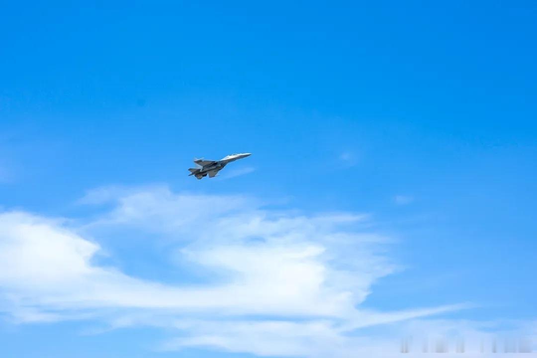 西部潜龙，千里机动西空“昆仑战鹰”歼-16远赴某海域开展训练烽火问鼎计划制胜空