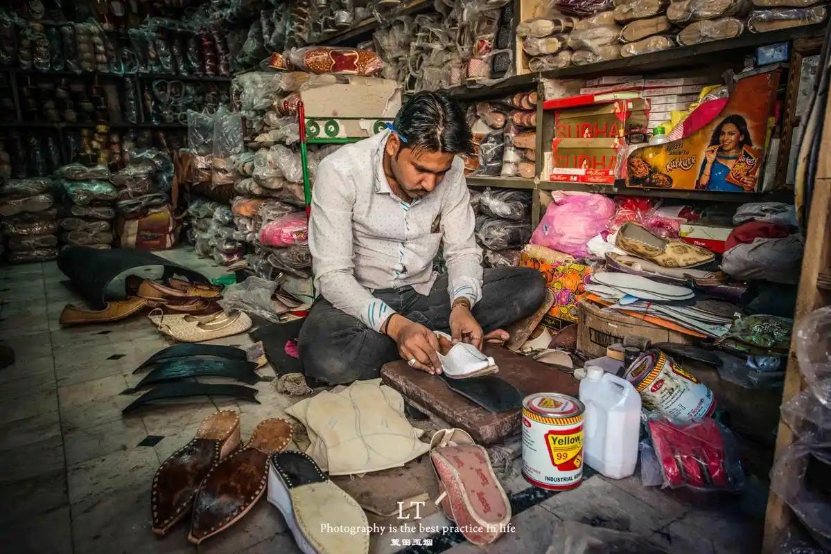 印度商人在义乌订了两千双鞋，付完定金后提出货到印度再付尾款。结果义乌商家直接发了