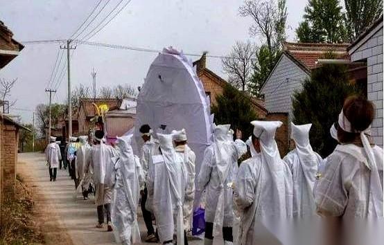 我有时候会想，再过个一二十年，我们这代独生子女，送走爸妈的时候，会是什么场景。