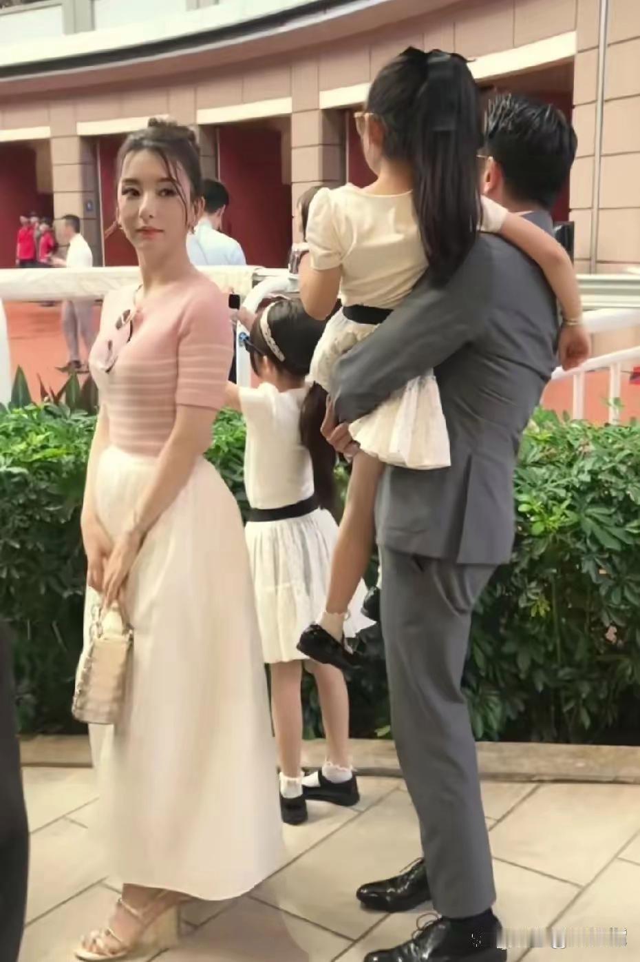 60岁郭富城真是宝刀未老啊！二女儿都七岁了，他半扎马步，轻轻一托，就把郭咏萱抱在怀里了，一点都不费劲