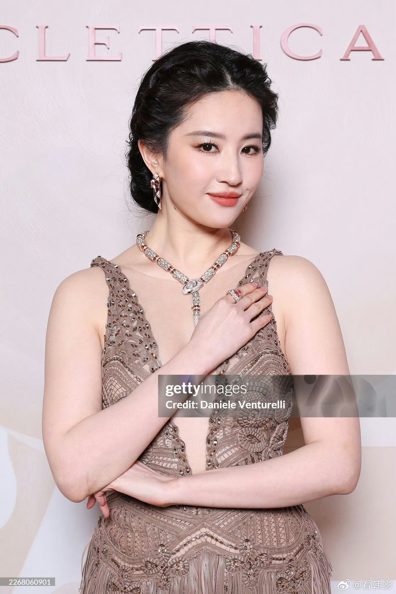 我的天！刘亦菲生图也太能打了😭皮肤状态太好了吧，感觉岁月完全不忍心在她脸上留