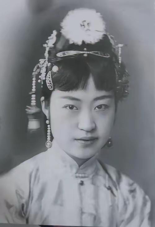 1990年，台北北投寓所，九旬张学良掰着手指炫耀："老子睡过11个女人。"顿