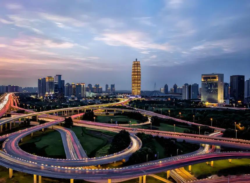 郑州城建规划墙上的图，变动的话。郑州地铁8号线东延开封纳入地铁四期规划，还有去年