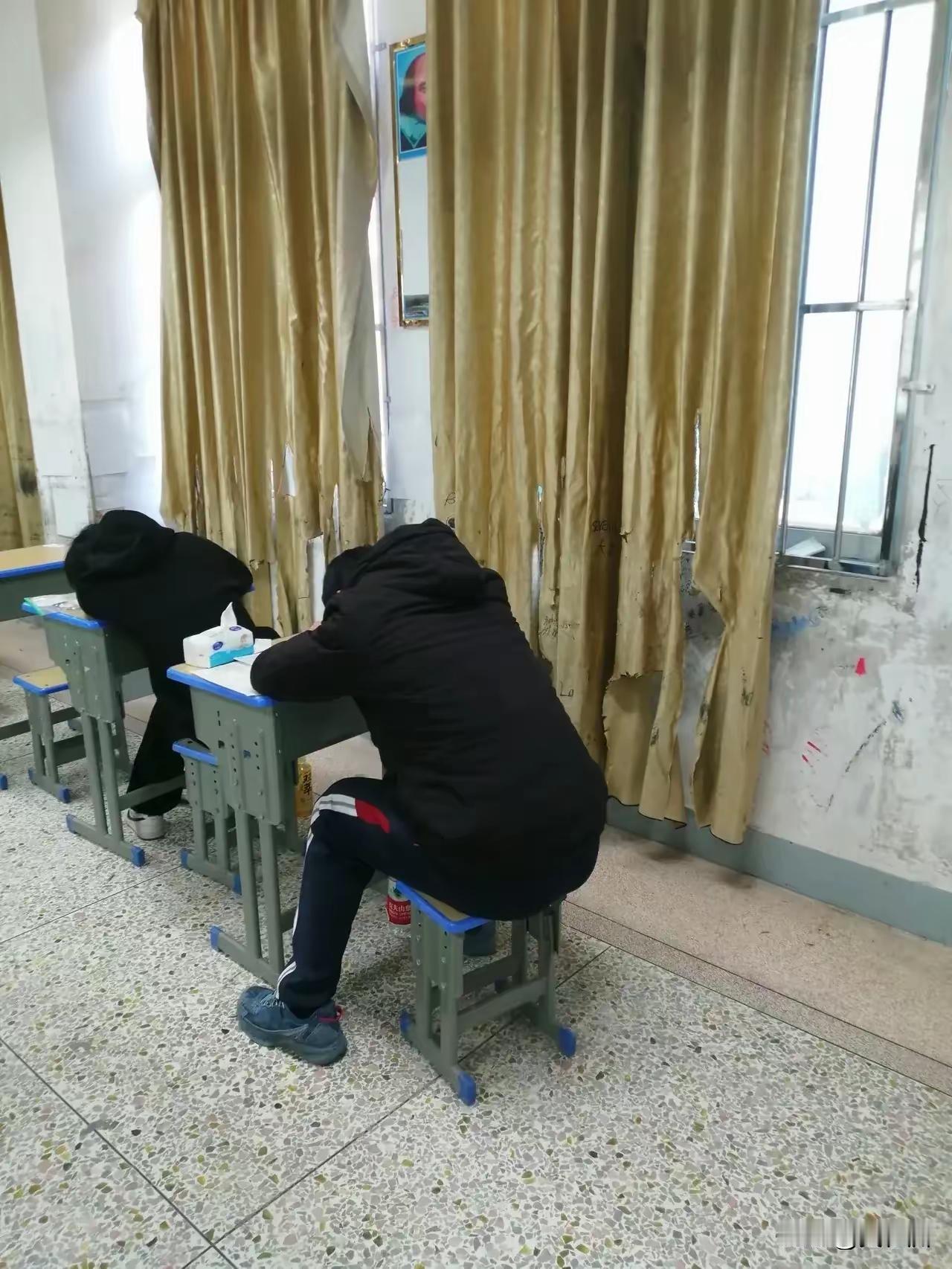 乡镇学校老师最悲哀的是，学生连考试都在睡觉！​乡镇学校的学生上课睡不觉？答案是