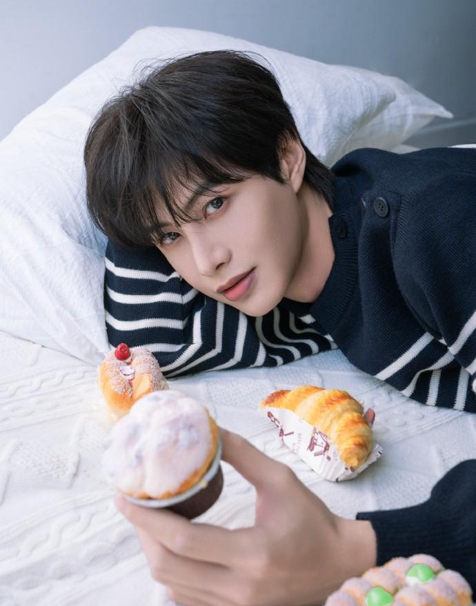 小怡同学一把将瓜田推倒，直接把何健麒拽进了法庭。1月29日，她正式起诉何健麒及