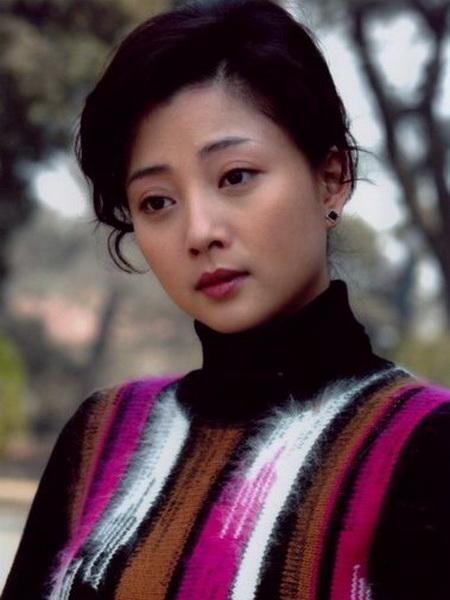 2017年，殷桃在老家陪着妈妈摘菜，闲适的居家氛围里，妈妈望着气质出众、样貌亮眼