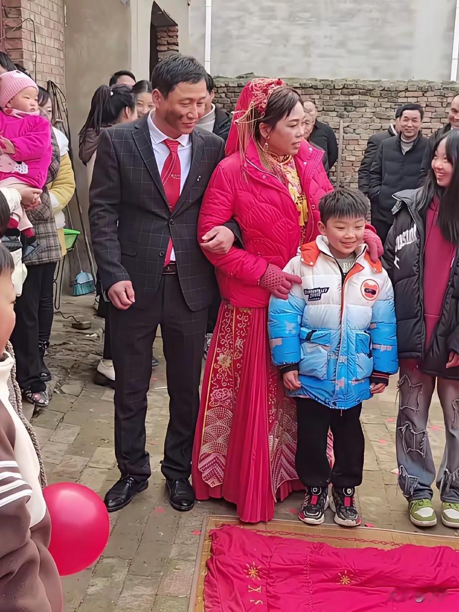 原来世界上真有纯真的爱情，45岁女子带着5个孩子嫁给了头婚初恋，初恋因为家里