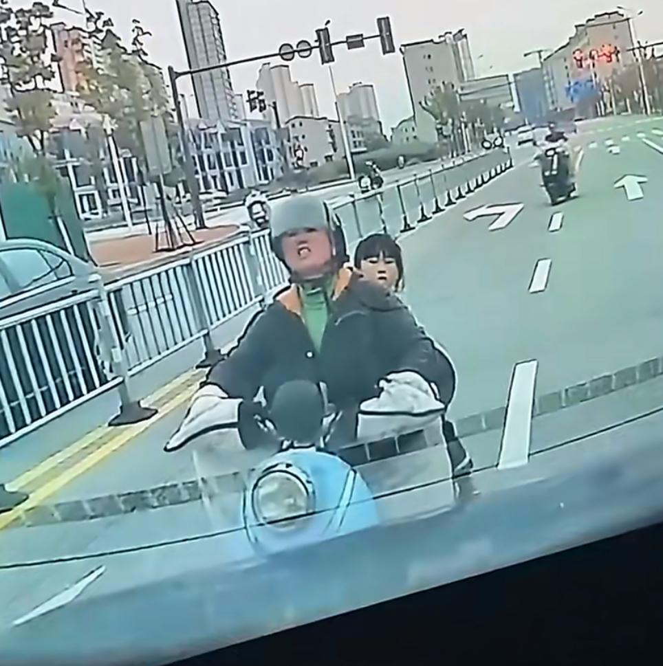 车主吐槽，遇到一宝妈带两娃逆行，不仅不退让，反而破口大骂。在一个繁忙的路口。一个