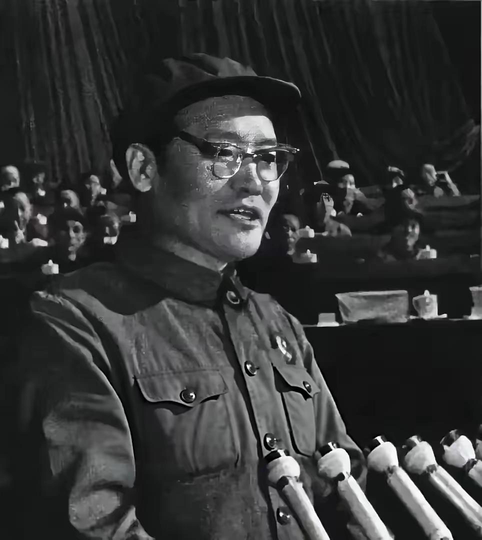 1988年，纪登奎吃完一碗面条后外出散步，走到第三圈时突然扶住石榴树，对妻子说出