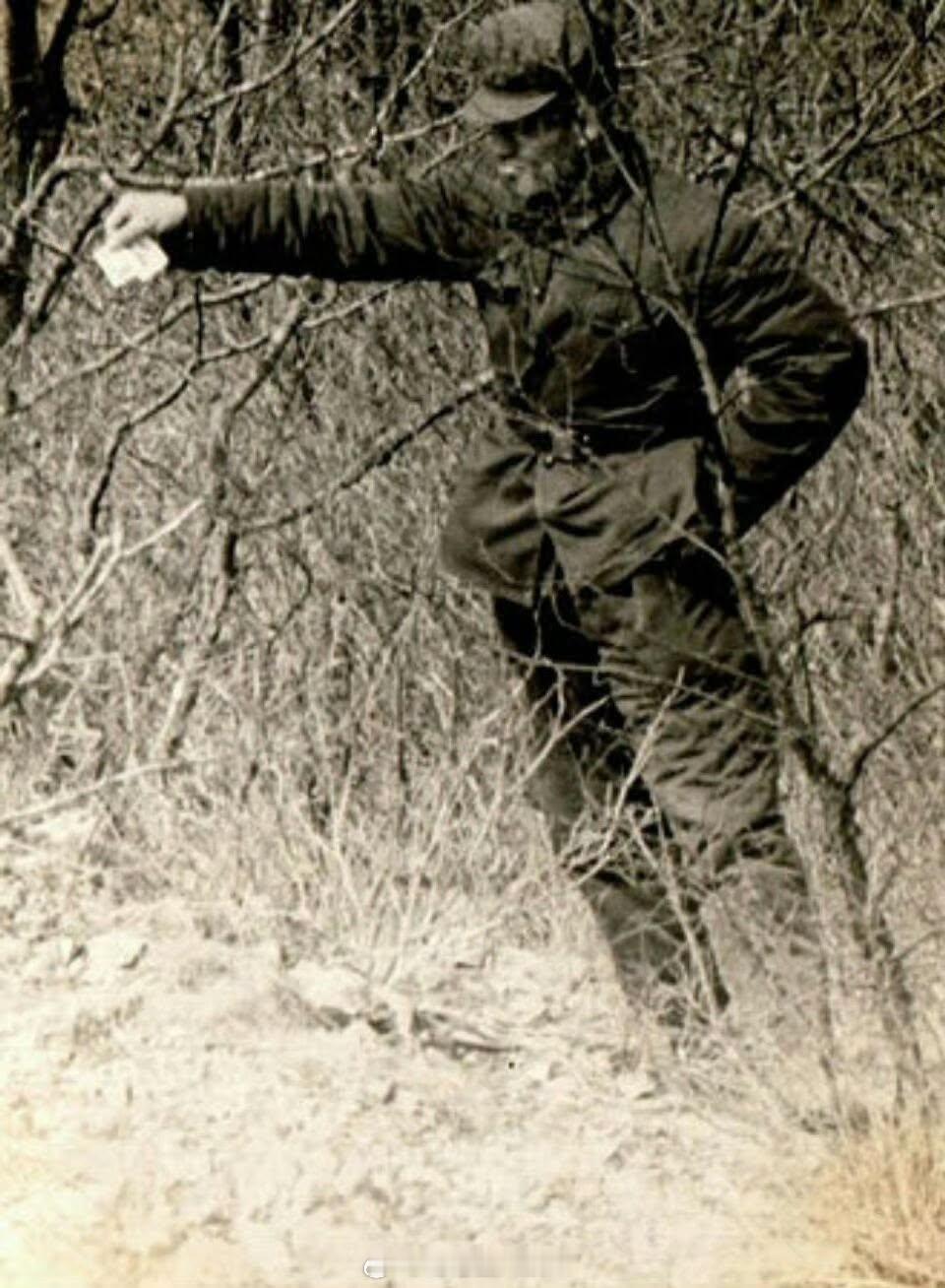 1979年，中-苏越关系紧张之时，苏联边境巡逻队偶遇中国边境巡逻队。苏军摄影师拍