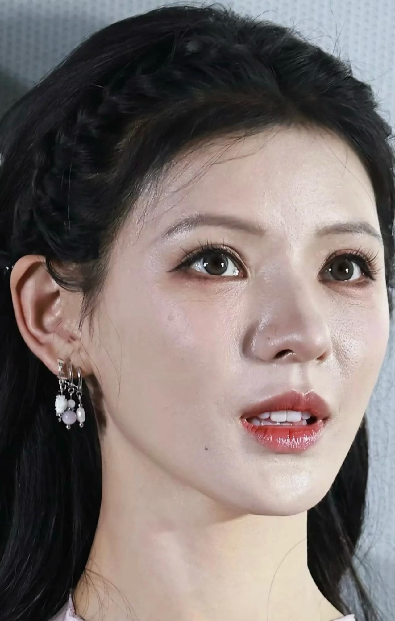 张予曦怼脸生图，太真实太美了
