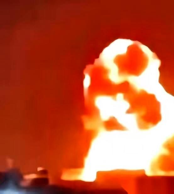 五枚导弹凌空，四枚被拦，偏偏漏掉那枚“独苗”。这漏网之鱼像是长了眼，不偏不倚