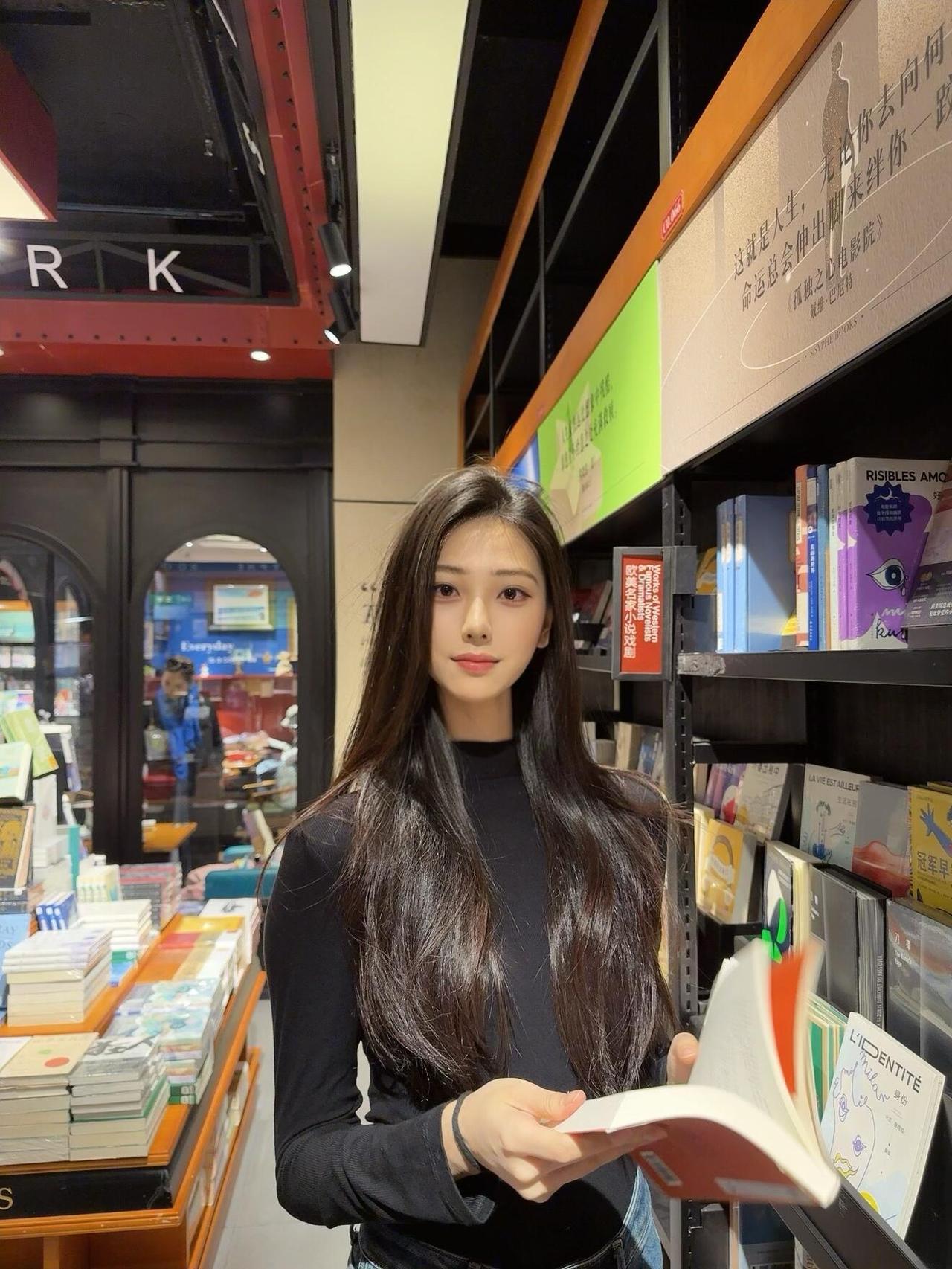 沉浸在书海中的静谧时光📚✨