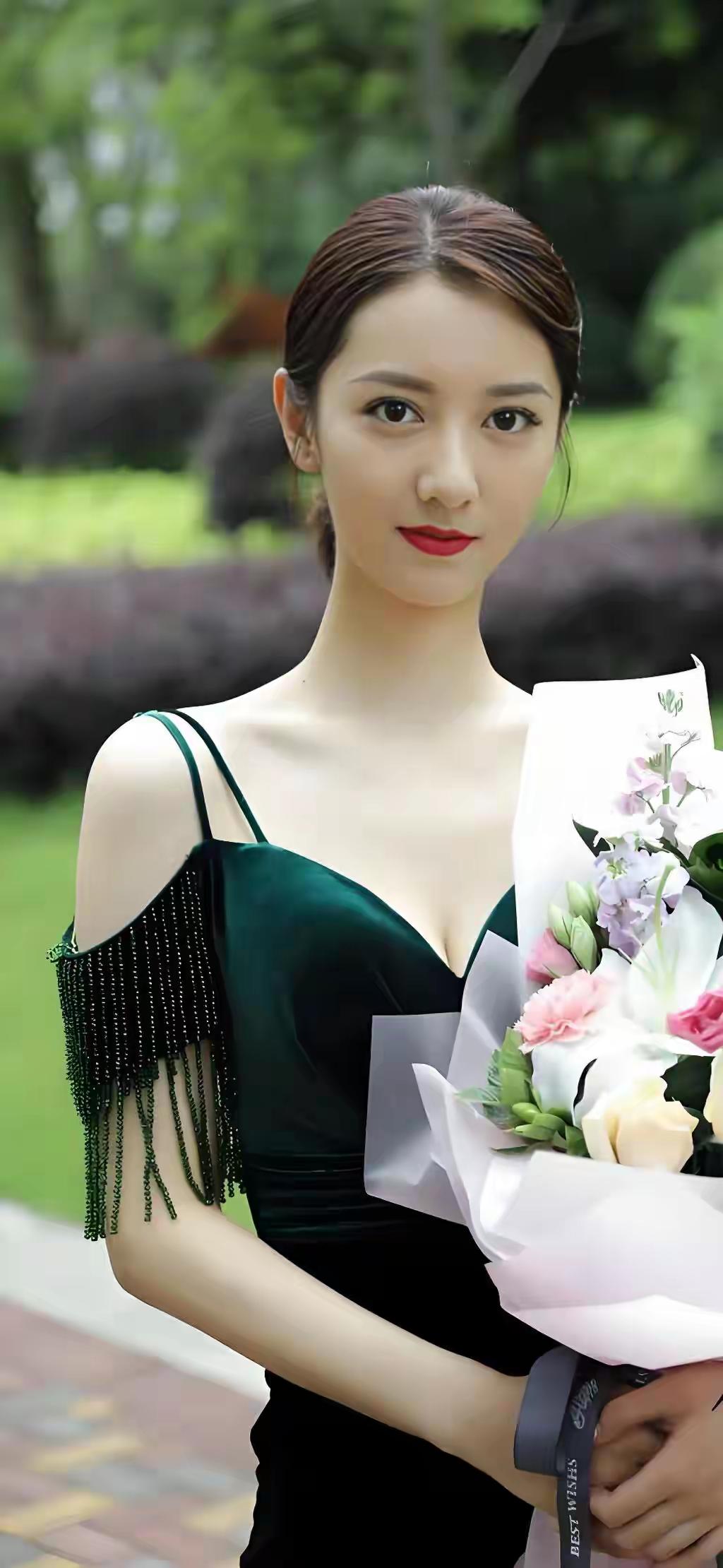 花间美人笑，花下情意浓。