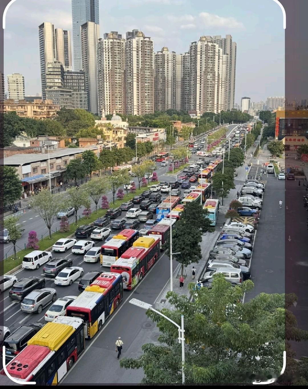 白鹅潭万象城热度不减，周边道路拥堵不堪！没想到长假过后，鹅万的客流仍然是居高不