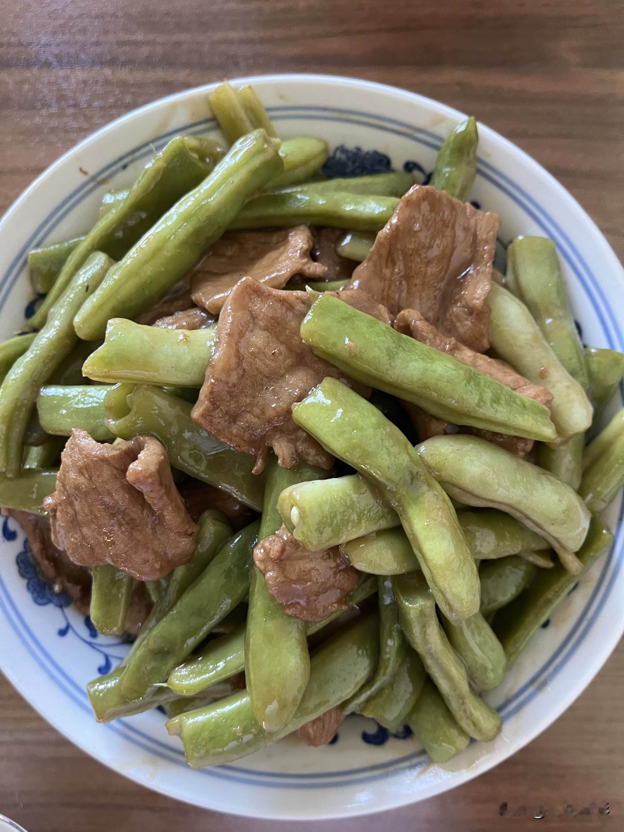 好友们晚上好！夏安吉祥，晚餐香香！今天的晚餐：豆角炒肉皮蛋豆腐红薯玉米杂
