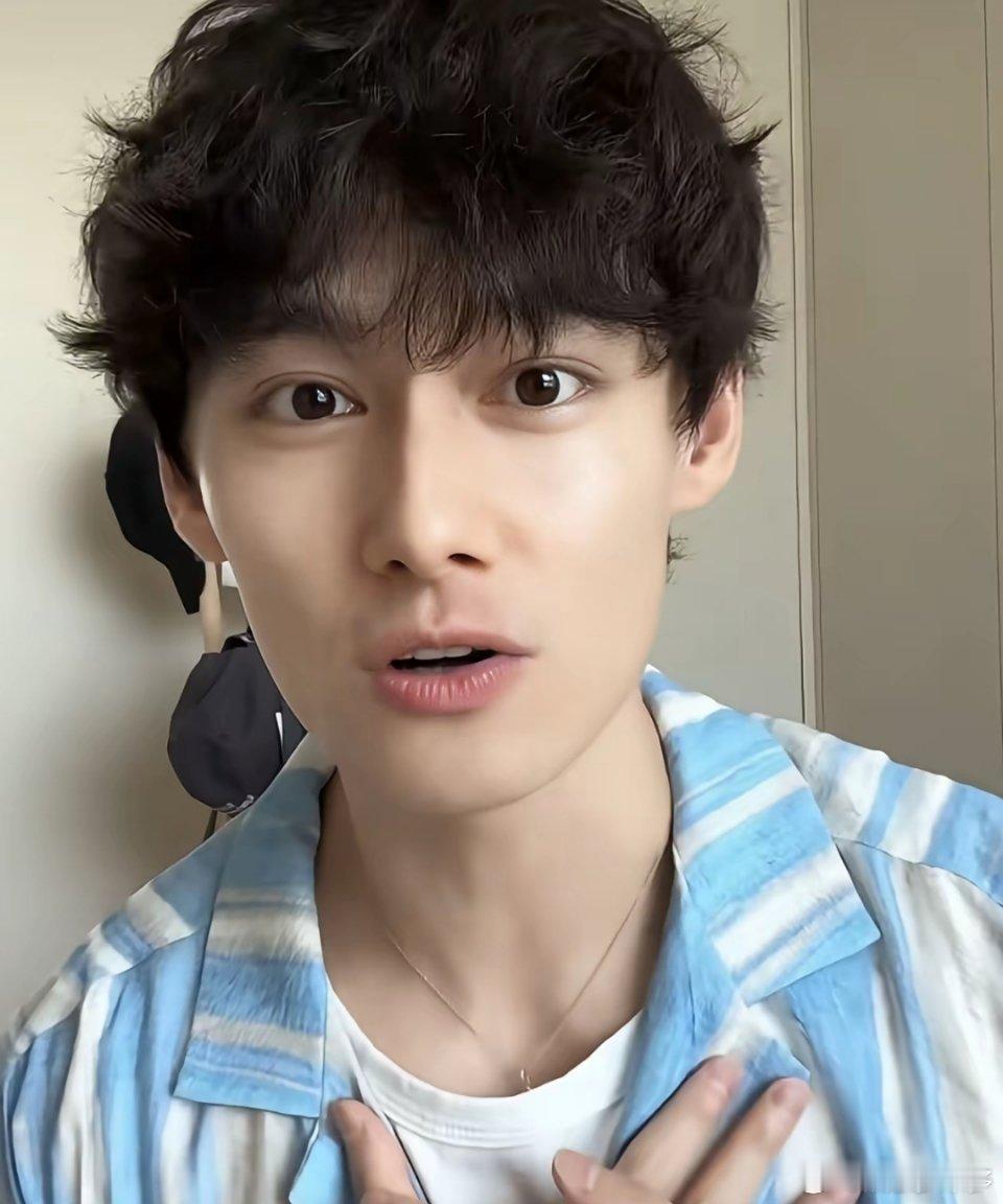 曾出演过《陈情令》的男演员汪卓成自爆好莱坞主动邀请他面试男一号，可惜在二选一环节