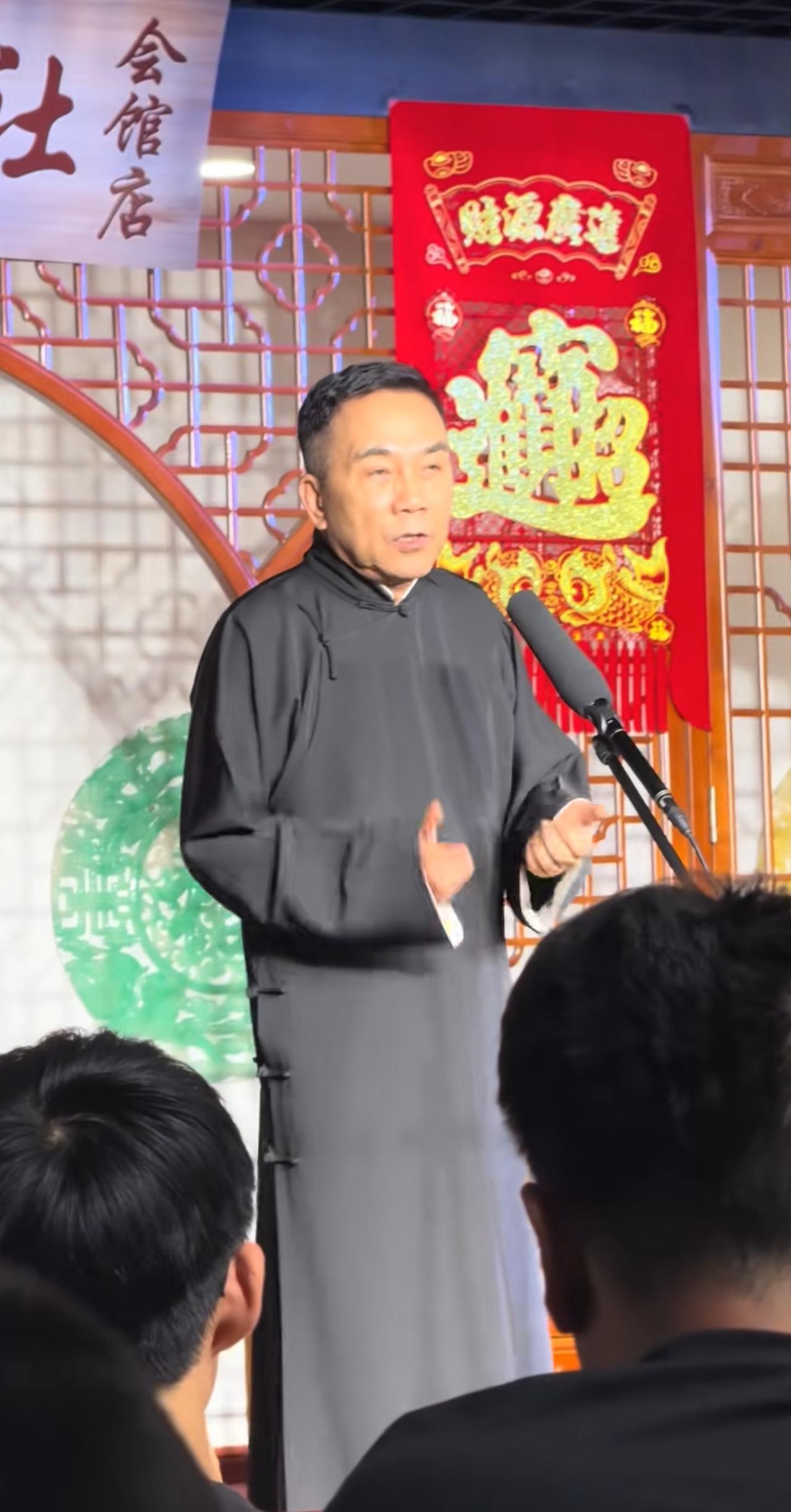 杨议的搭档退出相声社了，如今只能自己上台单说相声，这不等于重走父亲杨少华当年的老