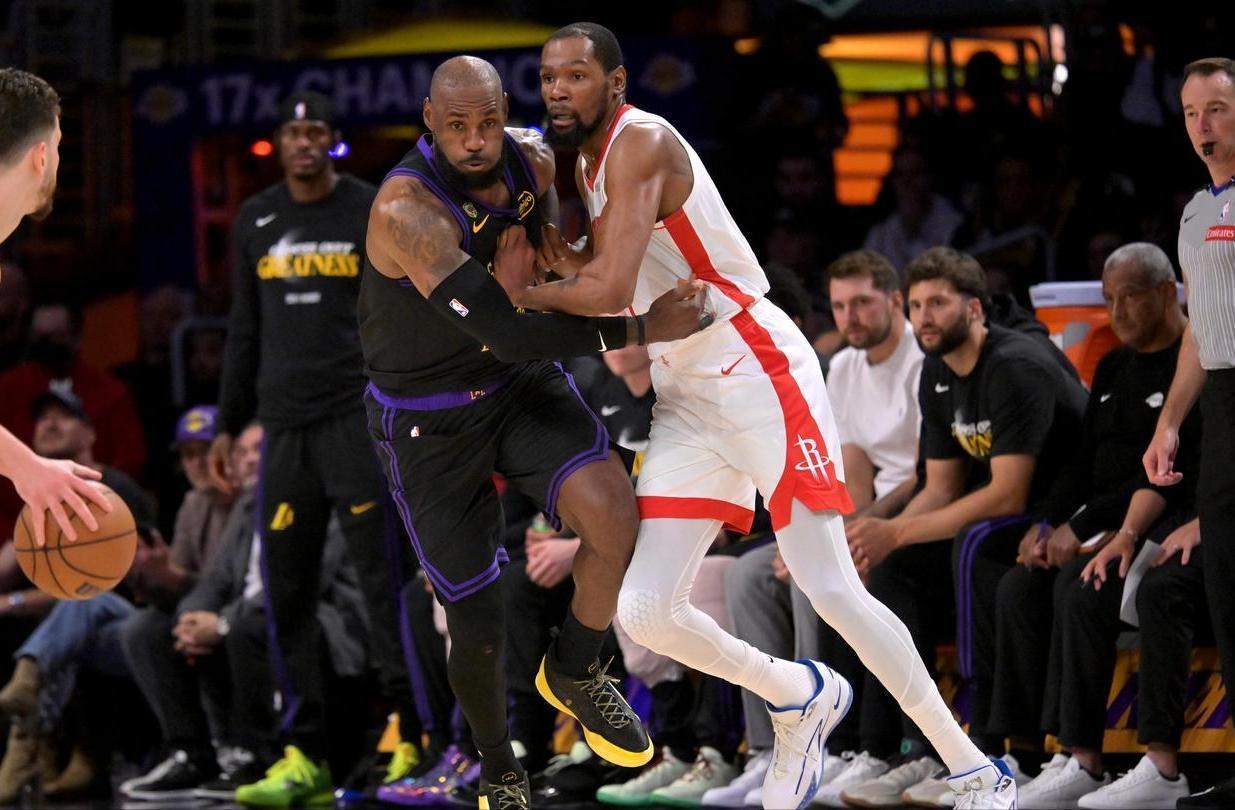 詹姆斯和杜兰特均是球队核心，不同的是，詹姆斯喜欢被包夹，他愿意通过吸引包夹，