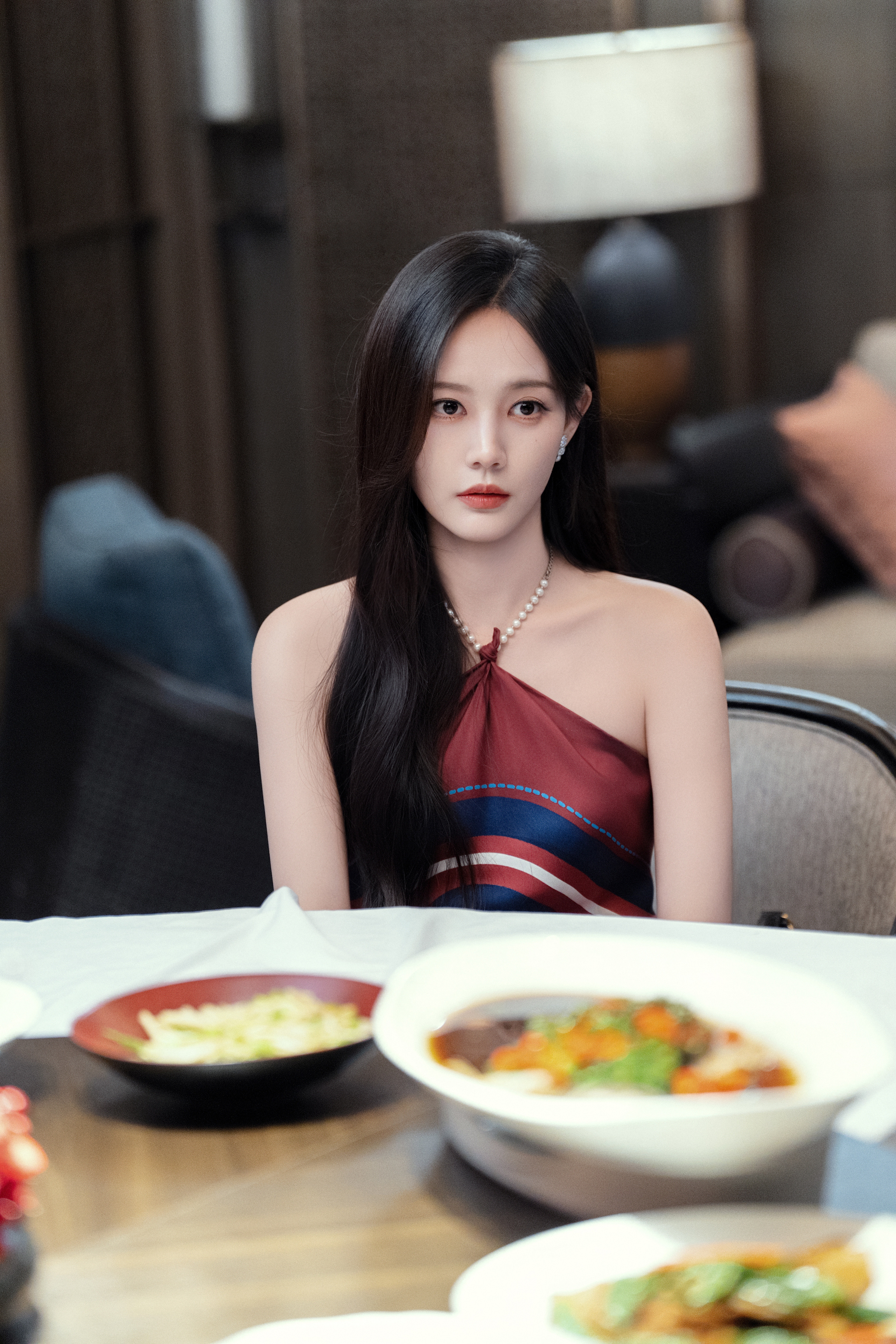 李一桐·针织太显身材了，线条流畅自然，温婉又有女人味✨李一桐新剧贡献了伟大的人