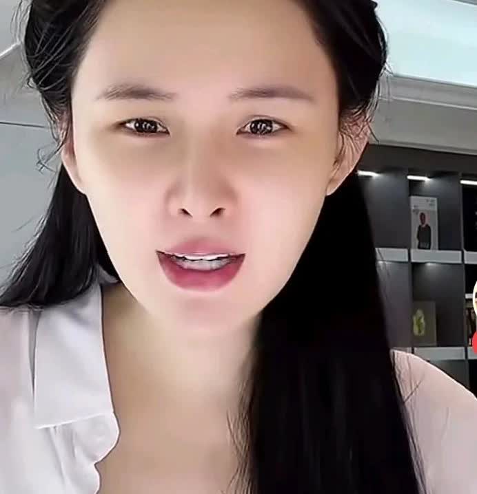 张颖颖在汪小菲娶了马筱梅后已经不正常了，她在直播间疯疯癫癫，别人骂她冷宫弃妇时，