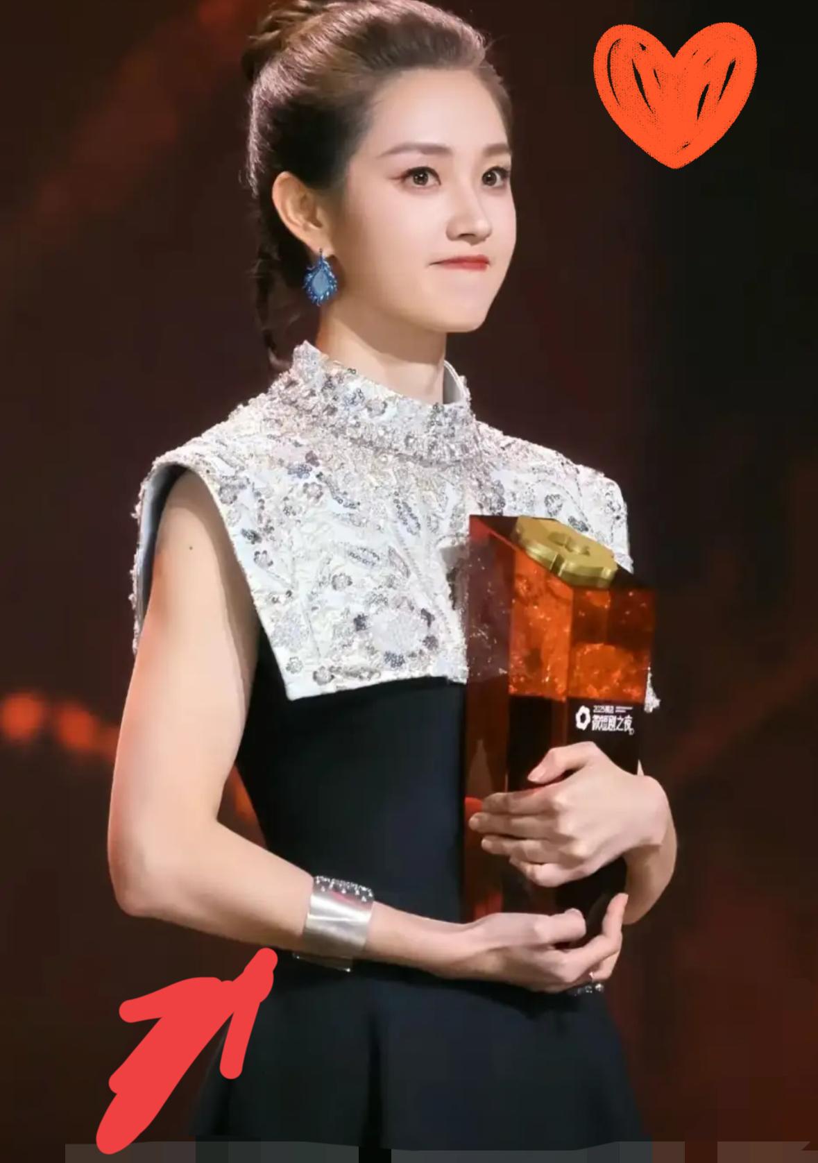 我敢说大家肯定早就发现了郭宇欣有一个特别严重的问题那就是她怎么什么角