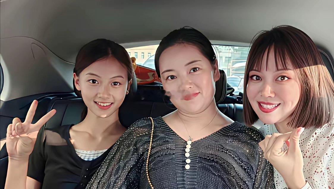 我感觉她后面的脸型走向，可能跟她妈一样