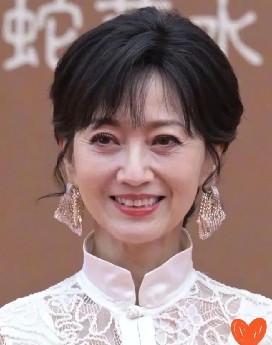 72岁的赵雅芝，为啥还在拼了命地工作，要养活全家人呢？她有三个儿子，都